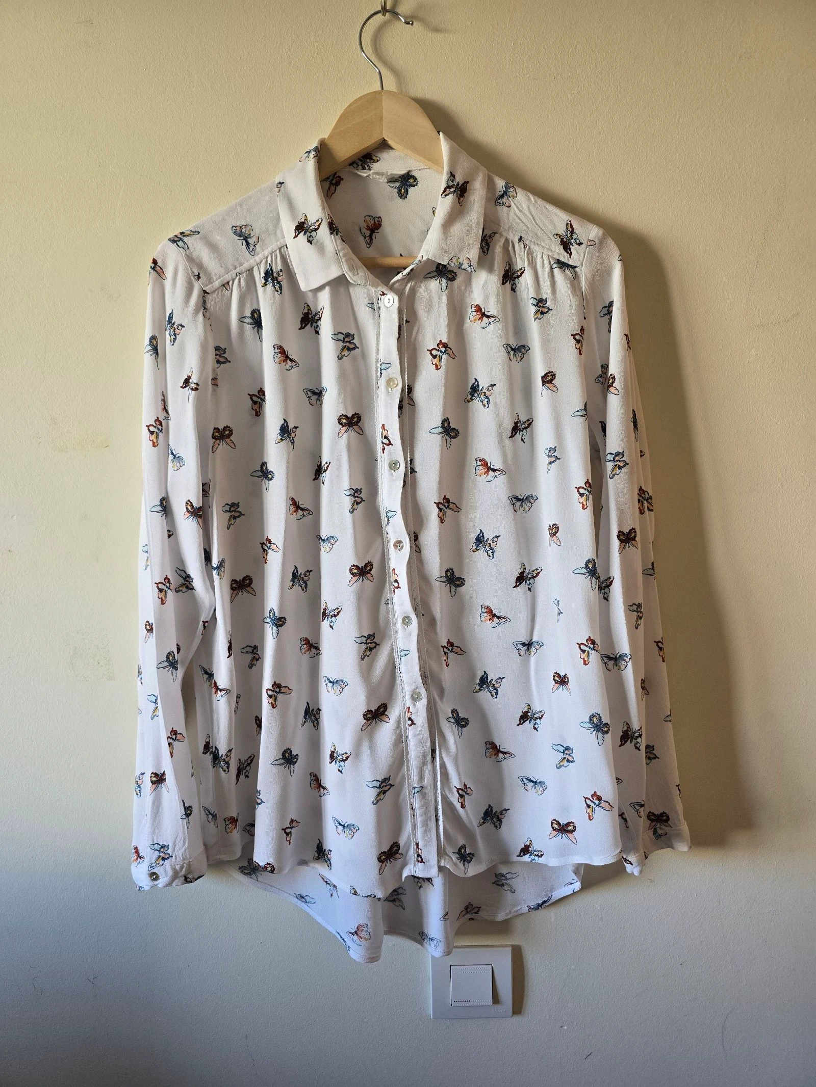 Camisa/Blusa Springfield Talla 42  - Estampado mariposas blanca